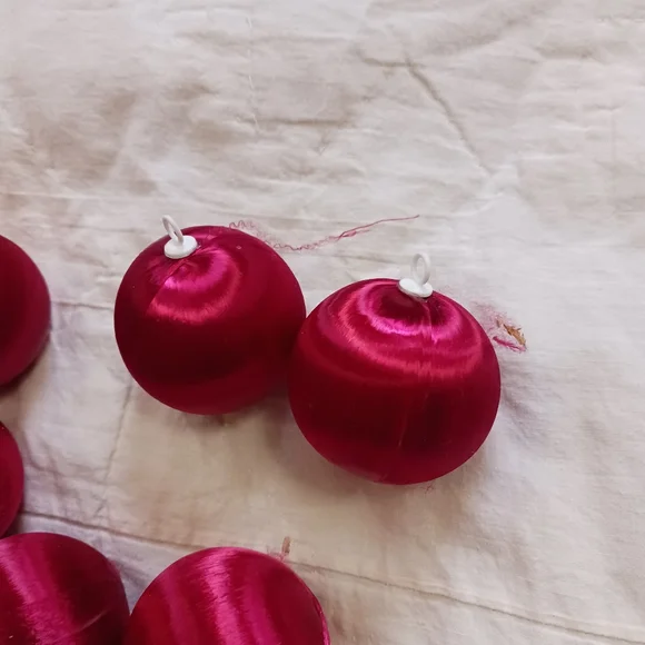 Vintage Lot Of 19 Red Christmas Ornaments Satin Spun Balls Holiday Christmas - Picture 6 of 10